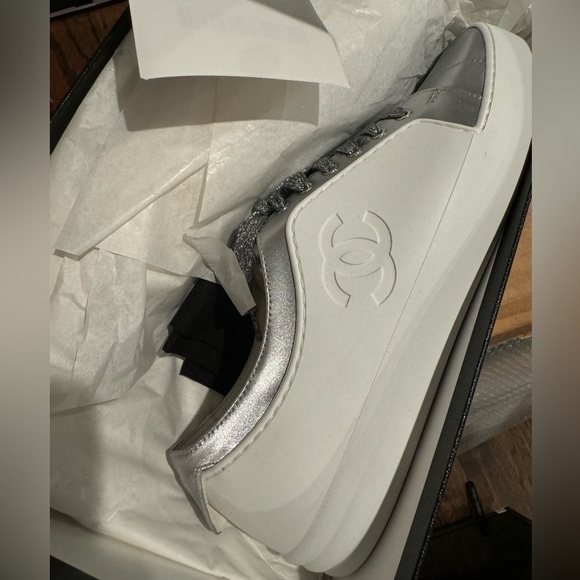 NIB Chanel Iridescent Goatskin Womens Sneakers 41 White Silver - Picture 15 of 16